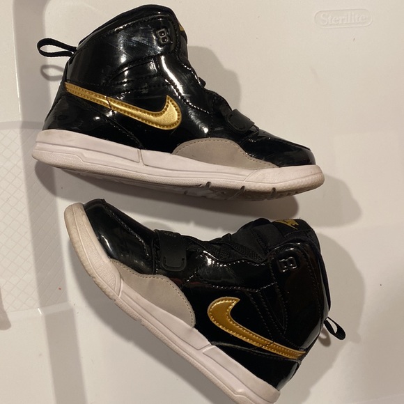 Kid’s AirJordan Nike size 10C Black & Gold - Picture 6 of 6
